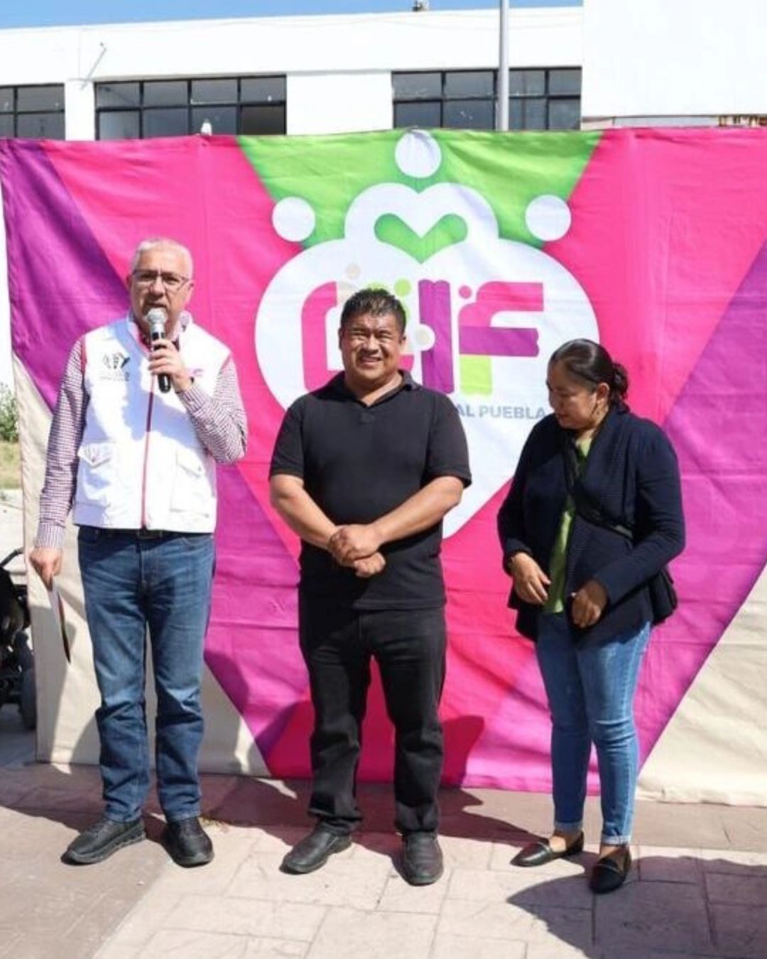 Entrega SMDIF apoyos de la campaña “Puebla te abriga, dona una chamarra” en Santa María Guadalupe Tecola